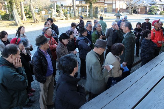 4769-13.12.3浄土寺　中江氏説明と会員の皆様.jpg